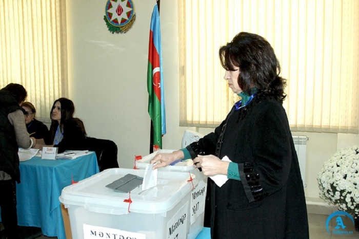 Los observadores internacionales observan el referendo en Azerbaiyán